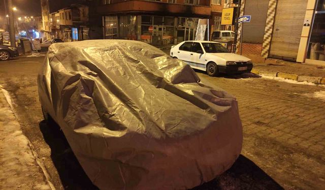 Dondurucu soğuklara karşı araçlar battaniye ve brandayla korunuyor