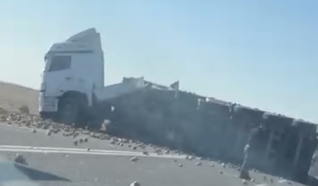 Bor-Kızılca Yolunda pancar yüklü tır devrildi