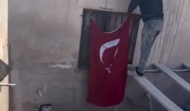 Suriyeli işçilerden Türk Bayrağına saygı