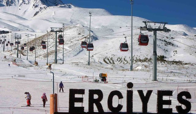 Erciyes'te kayak sezonu açıldı, kayakseverler pistlere akın etti