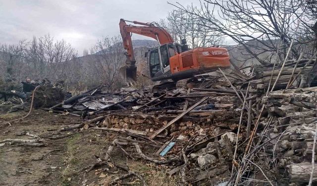 Yangında ev tamamen kullanılamaz hale geldi