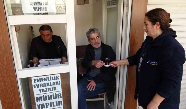 Eşi eleman bulamayınca kentin tek kadın çaycısı oldu