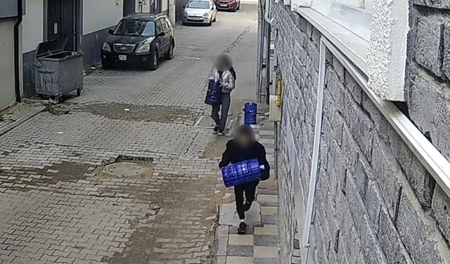 2 çocuk apartman önündeki damacanaları çaldı