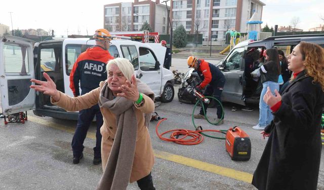 26 personel ve 9 araçla gerçekçi kaza tatbikatı