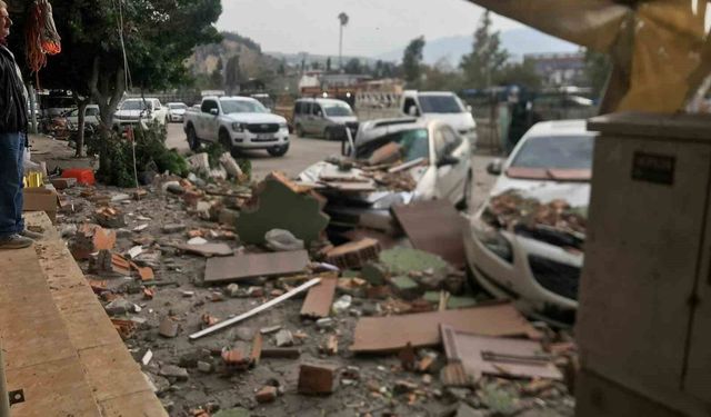 Fırtınanın etkisiyle yıkılan duvar 3 otomobile ve 1 motosiklet zarar verdi