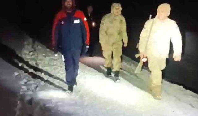 Kar nedeniyle mahsur kalan vatandaşlar kurtarıldı