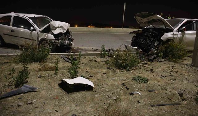 Kafa kafaya çarpışan otomobiller hurdaya döndü: 2 yaralı