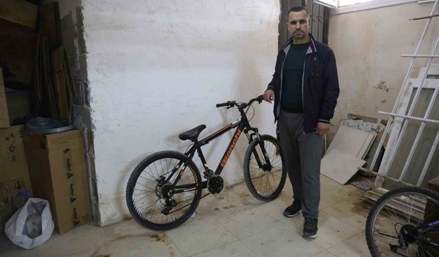 Kameralara yakalanan bisiklet hırsızına nasihat etti