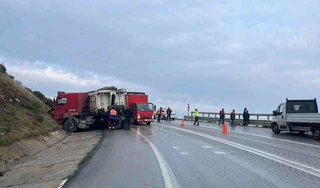 Kamyonlar kafa kafaya çarpıştı