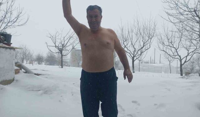 Kar sevinciyle üstsüz dışarı çıktı