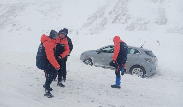 AFAD ekipleri mahsur kalan araçlara yardıma koştu