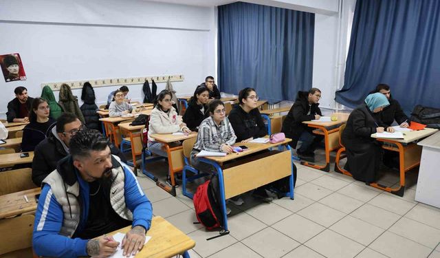 74 engelli vatandaş gönüllü öğretmenlerle KPSS'ye hazırlanıyor