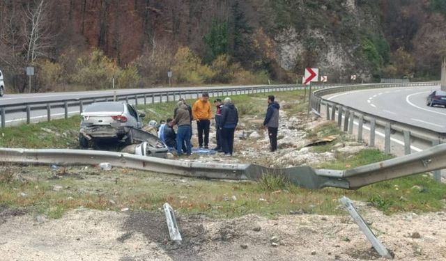 Kontrolden çıkan otomobil bariyerlere çarpıp refüje girdi; 2 kişi yaralı