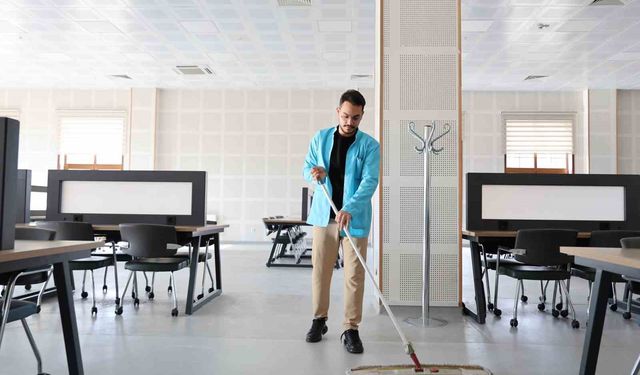 Kütüphanede memur, amfide tıp öğrencisi