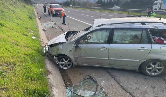 Lastiği patlayan otomobil bariyere çarpıp takla attı