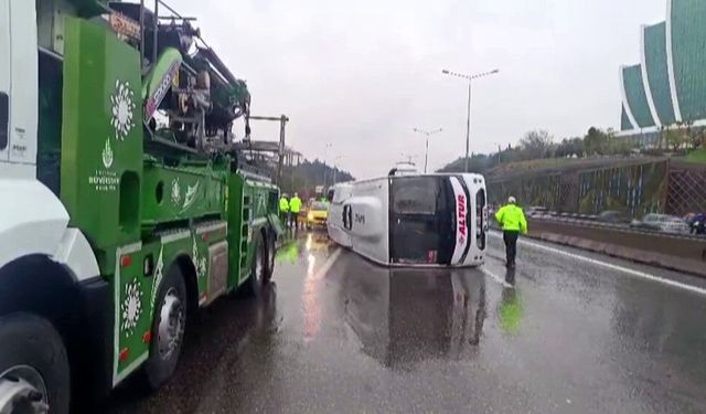 Servis minibüsü devrildi: 5 yaralı