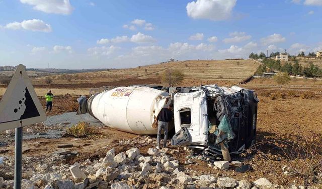 Devrilen beton mikserinin sürücüsü yaralandı