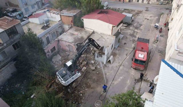 Ağır hasarlı bina kontrollü şekilde yıkıldı