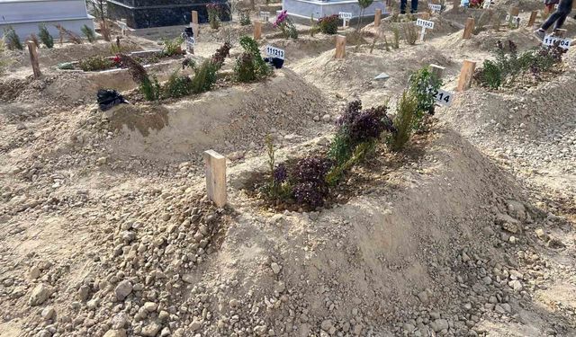 Komşusu tarafından öldürülen anne ve oğlu toprağa verildi