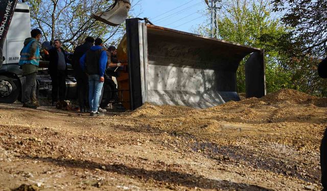 Mıcır yüklü kamyonun damperi devrildi, sürücü bayıldı