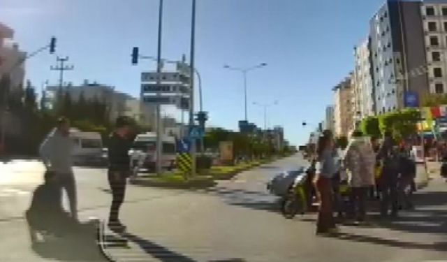 Kırmızı ışıkta geçen otomobil motosikletliye çarptı