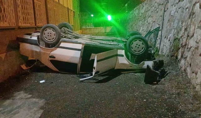 Otomobil istinat duvarından okulun bahçesine düştü