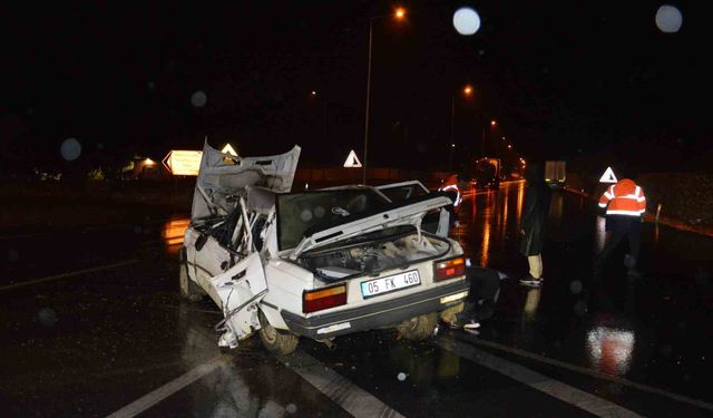 Otomobil tıra çarptı: 4 yaralı