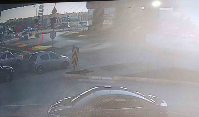 Otomobille çarpışan motosikletli yola savruldu