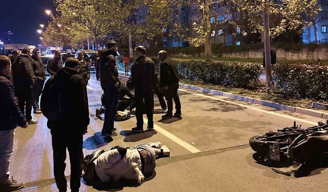 Otomobille çarpışan motosikletteki 2 genç yaralandı