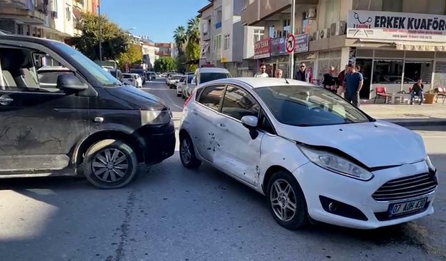 Otomobille hafif ticari aracın çarpışması kamerada