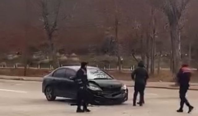 Otomobillerin çarpıştığı kaza kamerada