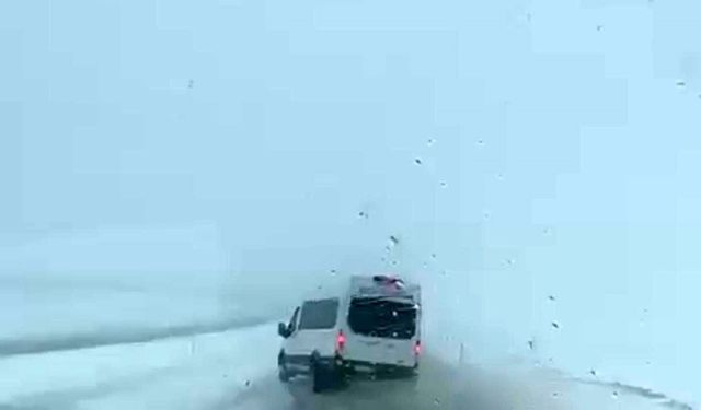 Minibüsün kıl payı atlattığı kaza kamerada