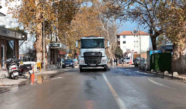 Hasarlı binaların yıkımı sonrası temizlik çalışmaları sürüyor