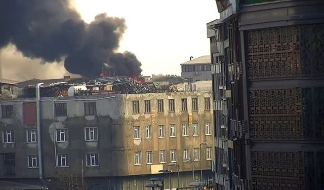 Binanın çatısında yangın çıktı