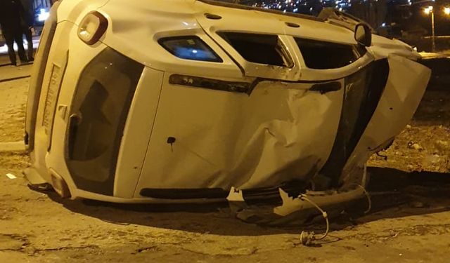Niğde'de otomobil direğe çarparak takla attı: 2 Yaralı