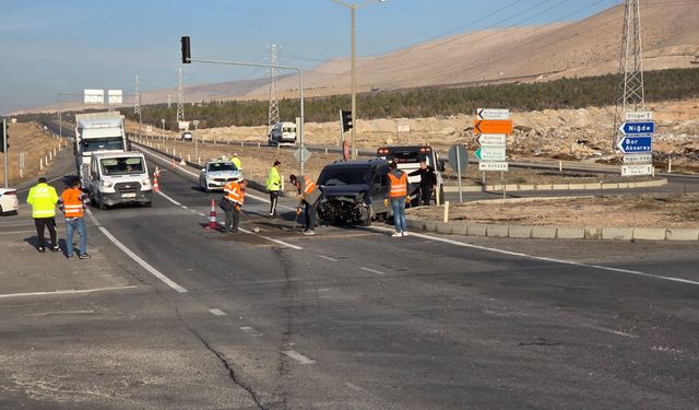 Niğde'de bu kavşakta ışık var yine kaza oluyor!