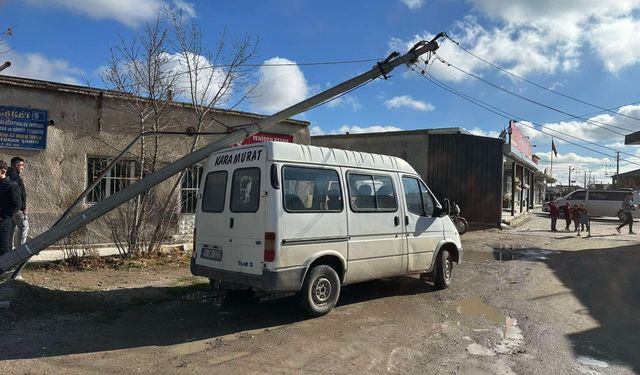 Park halindeki transitin üzerine beton elektrik direği devrildi