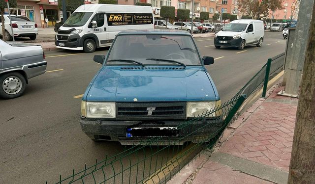 Niğde’de aracının el frenini tam çekemedi, korkuluklara çarptı