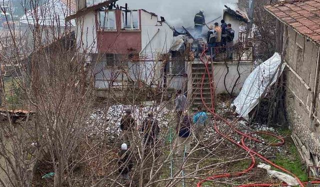 Binada çıkan yangında yoğun duman gökyüzünü kapladı
