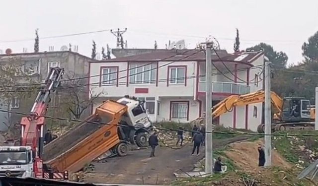 Yük boşaltan kamyon askıda kaldı