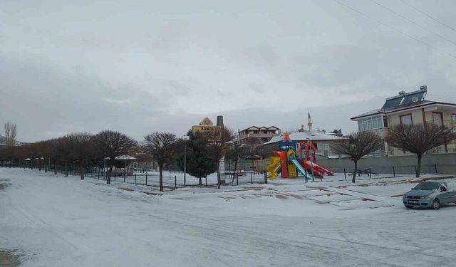 Yunak'ta mevsimin ilk karı yağdı