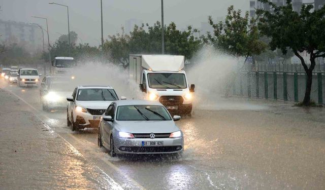 Şiddetli yağış yolları göle çevirdi, apartmanları su bastı