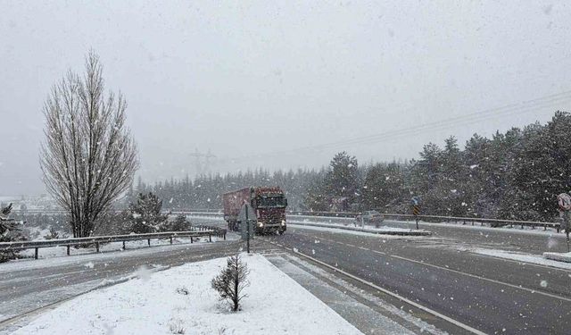 Yüksek rakımlı bölgelerinde kar yağışı etkili oldu