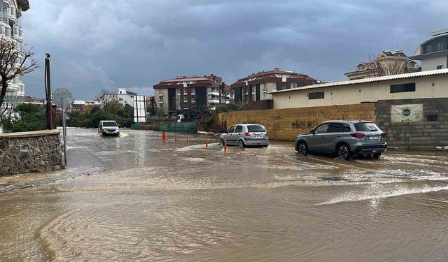 Yağmur , dolu ve fırtına hayatı olumsuz etkiledi