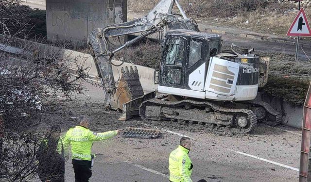 Tırdaki kepçe köprüye takılıp yola düştü