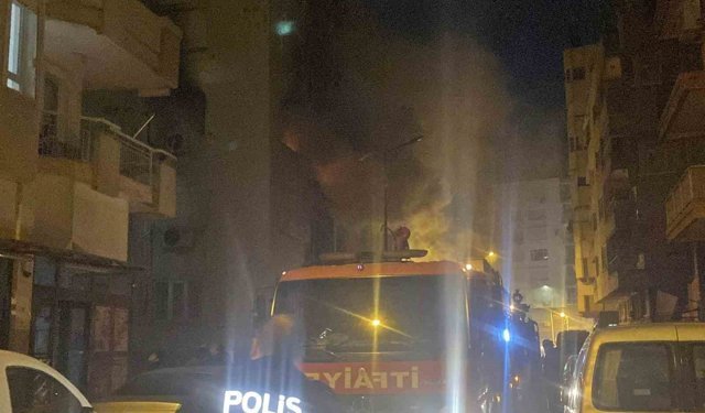 Apartman dairesi küle döndü, ev sahibi komşuların yardımıyla evden çıkartıldı