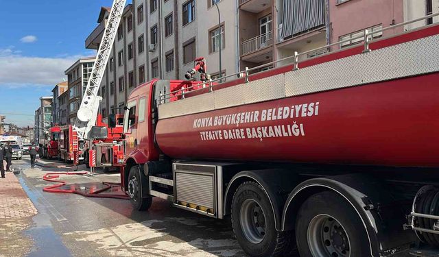 Apartmanın çatısında çıkan yangın korkuttu
