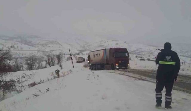 Araçlar karlı yolda mahsur kaldı