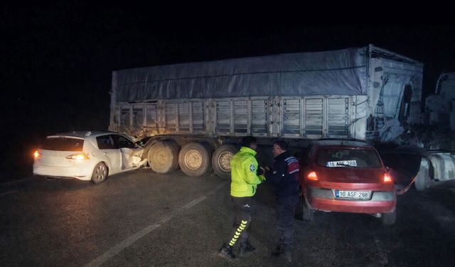 Otomobiller sisli yolda tır dorsesine çarptı