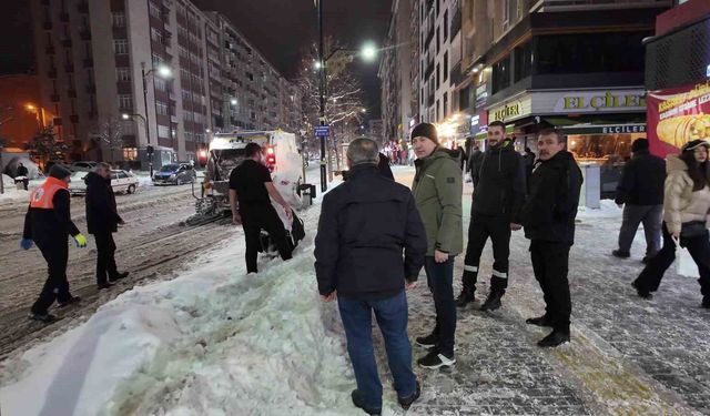 Başkan yolda kalan yolcuları evlerine ulaştırdı